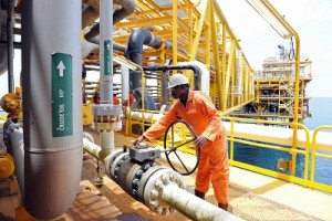 Nigeria’s oil production declines, active rigs rise