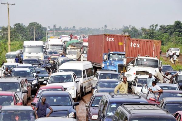 Gridlock: Lagos Begins Evacuation of Articulated Vehicles on Apapa- Oshodi Expressway