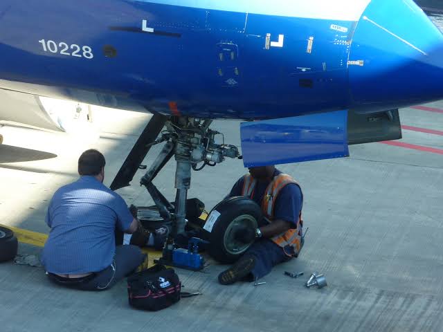How to Become an Aircraft Mechanic