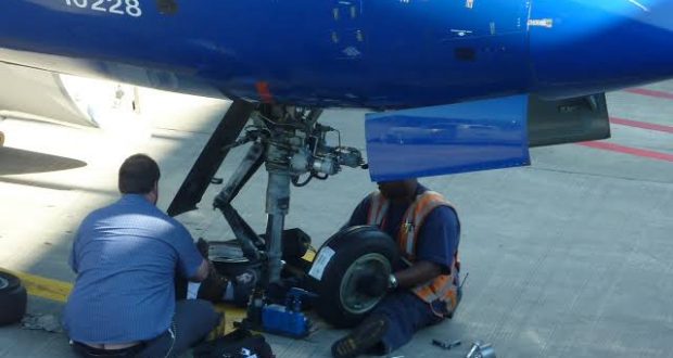 How to Become an Aircraft Mechanic