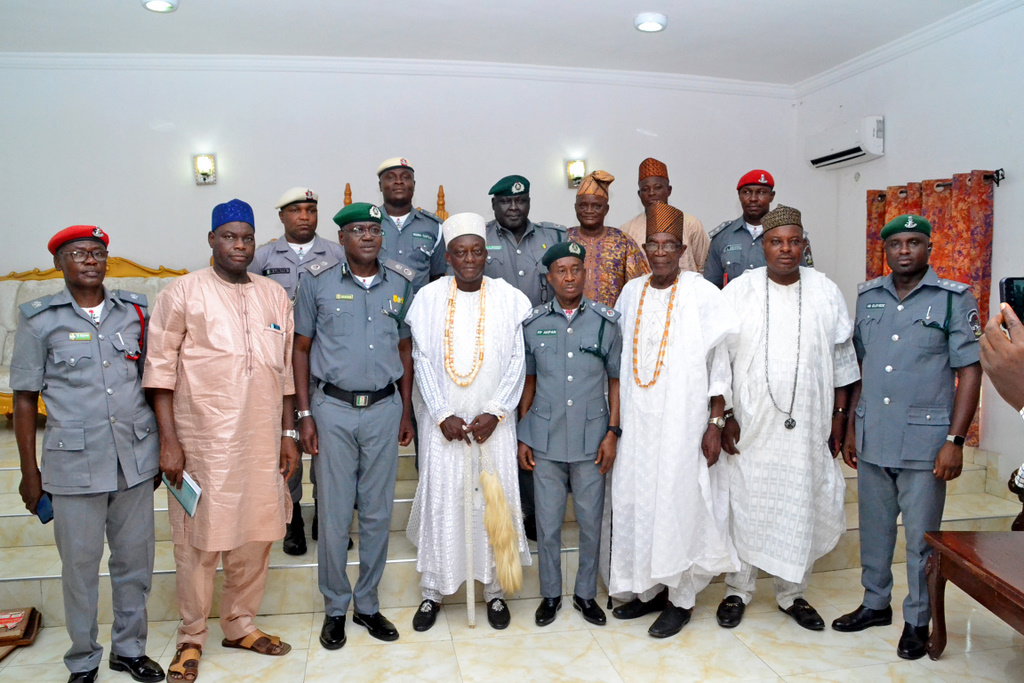 L-R: The new Controller of Ogun Area 1 Command of the Nigeria Customs Service (NCS), Comptroller Makinde Bamidele; the Agura of Gbaguraland, Oba Sabur Babajide Bakre; and the Deputy Controller, Administration at Ogun 1, DC Friday Akpan; when the Customs Command paid courtesy visits to traditional rulers on Tuesday.