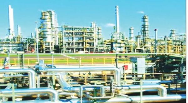 FG Meets Local Refiners Over Pricing, Faults Dangote
